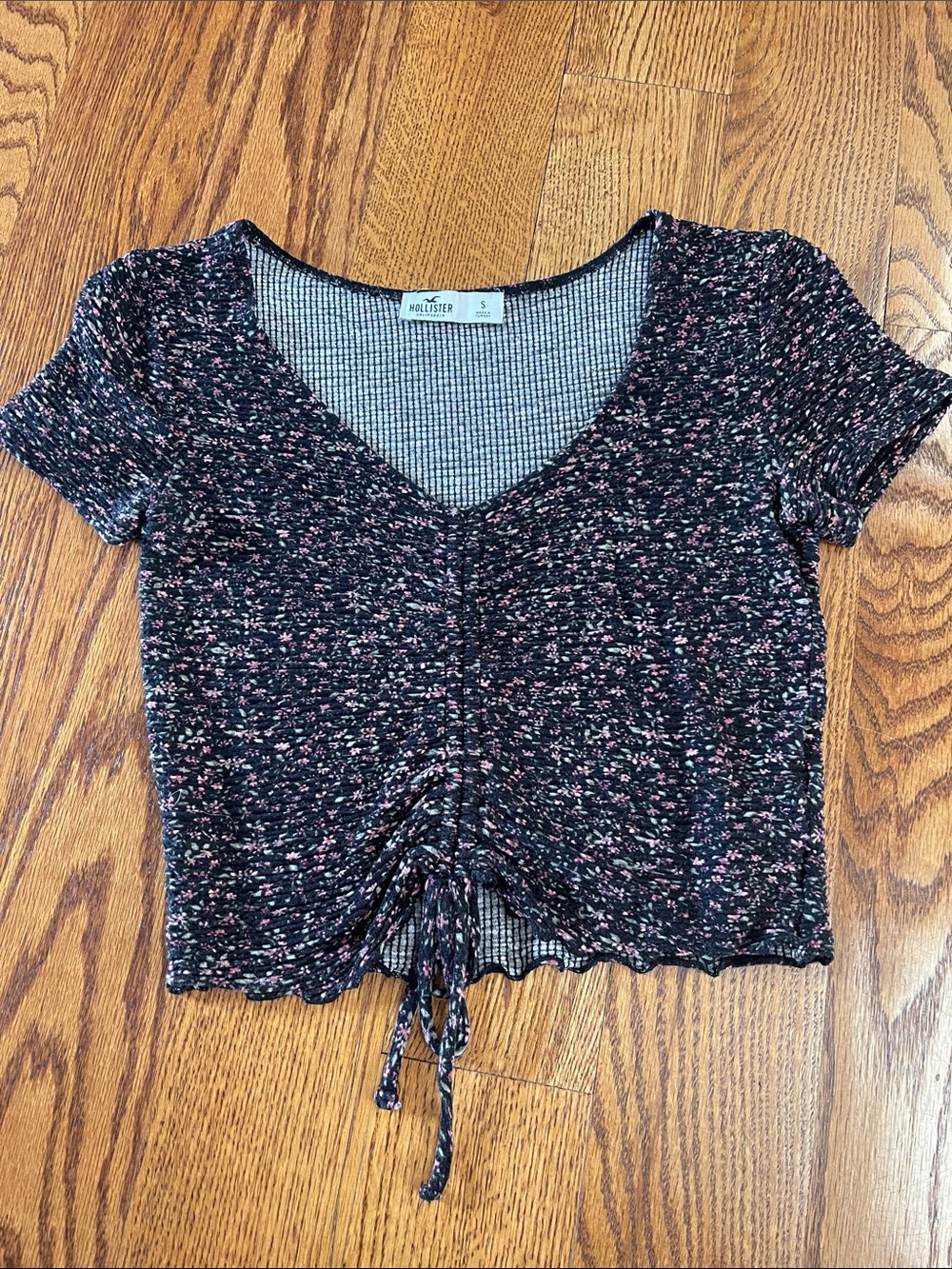Hollister Black Short-Sleeve Ruched V-Neck Crop Top with Pink Speckle